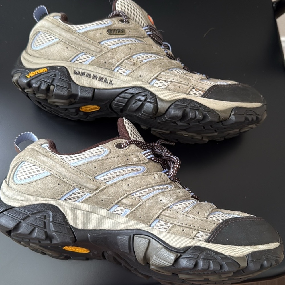 Merrell Men's Tan and Black Athletic Shoes